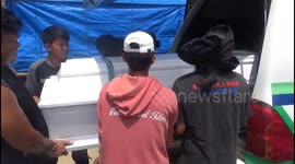 TERJEBAK LONGSOR SELAMA LIMA JAM/ JENASAH WARGA ASAL TORAJA DIGOTONG LINTASI MATERIAL LUMPUR