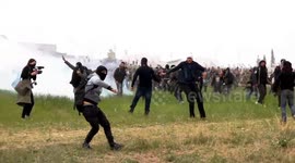 Hundreds of refugees clash with police in northern Greece