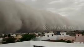 Massive dust storm swept up from desert engulfs city in northern India