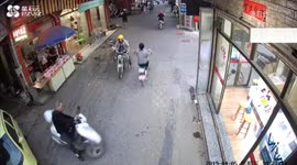 Agile scooter driver spins to avoid crashing into car in Guangdong