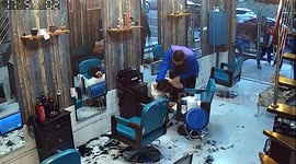 Dissatisfied customer attacks hairdresser and shaves his head in Chongqing