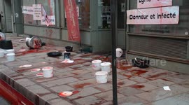 Fake blood sprayed on the facade of EFS (Etablissement Français du Sang (french blood society)) by activists of Attac against the lyme disease. 10 april 2019. 18h.
