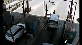 Shocking-Car driver dragged toll booth employee in Gurugram as he clings on to bonnet
