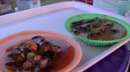 food sea food spicy so the main menu of tourists enjoy the sunset on the coast of Padang