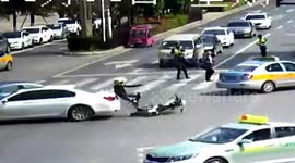 巴中“飞车”玩家街头秀“车技” 连闯3个红灯后撞上宝马车摔倒被擒