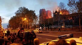 Notre Dame in flames, security forces are covering the area