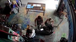 Audacious backpacker innocently strokes cat then steals shop assistant's phone in Bali