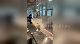 China's robot makes knife-cut noodles in canteen