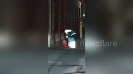 Lazy customer lowers rope to pick up food from UK delivery driver