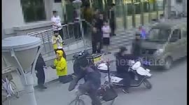 黑龙江哈尔滨  外卖员给保安下跪?校方:其个人行为