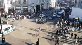 Police clean up  the #XRExtinction and the traffic back to normal in Oxford Street