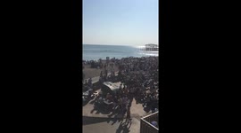 Easter weekend : heatwave in Brighton. The crowds flock in masses to the beach to celebrate.