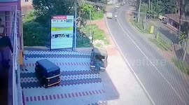 Parked driverless Jeep hitting a runing autorickshaw