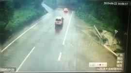 Narrow escape! Driver stops in time to avoid landslide in China