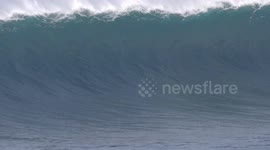 huge barreling wave in hawaii