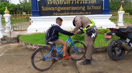Kind-hearted policeman fixes boy's bike