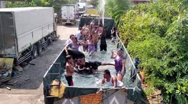 Father turns truck into swimming pool for family during heatwave