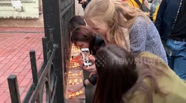 Moscow residents lay flowers at Sri Lanka's embassy in memory of those killed in terrorist attacks