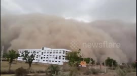 Traveler captures monster dust storm rolling through city in northern India
