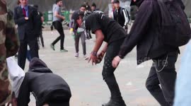 Several demonstrators threw rocks and trash against the police in Bogotá