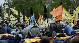 Now UK climate protesters Extinction Rebellion stage ‘die-in’ outside famed Tate Modern museum