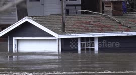 Canadian Army deployed to battle rising floodwaters in Ontario's town