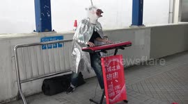 Busker in Hong Kong needs a wedding ring