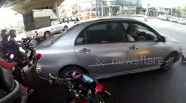 Motorcyclist in Thailand breaks leg after driver speeds through red light