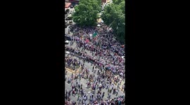 Multitud espera al presidente interino de Venezuela