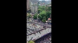 Personas rodean camionetas del Presidente interino de Venezuela