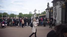 People Queue Up Outside Buckingham Palace To See The Royal Birth Announcement  Of Harry And Meghan