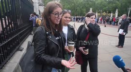 ‘It’s exciting!’ Tourists queue outside Buckingham Palace to glimpse royal baby easel