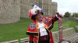 ‘God bless America! And God save the Queen!’ Town crier announces royal baby in Windsor