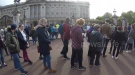 This is the queue outside Buckingham Palace to see the official announcement of Harry and Meghan's royal baby
