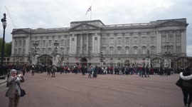 The Huge Queues To See The Announcement Of The Royal Baby At Buckingham Palace
