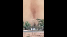 'Maybe we should run..' - tourists admire giant dust storm in Australia