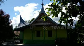 142-year-old mosque in Indonesia has a bent structure supporting the building