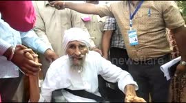 Delhi's oldest voter casts his vote in Indian general election