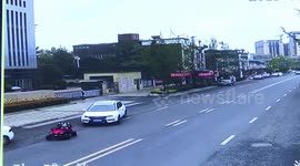 四川绵阳   惊!1岁幼儿竟“驾车”上路 身后跟着“熊”爸爸