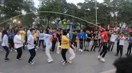 Funny Jump Rope on the street - Group jump rope