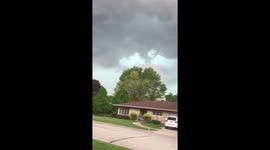 Tornado warning! In Illinois! Stay safe!!! ?????????????? https://t.co/fVxIKXEuzy