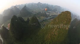 Hot air balloon gives breathtaking view of mountain range in south China