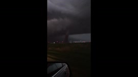 Storm chaser captures amazing tornado