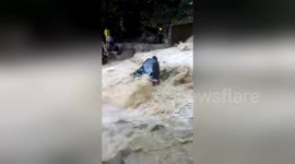 Floodwaters almost sweep biker off cliff in Honduras
