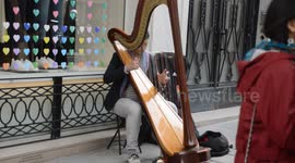 Baby wanna touch a street musician's harp. 19 may 2019
