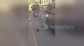 Scooter rider miraculously survives from being run over by lorry in China