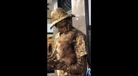 Hilarious moment Pomeranian puppy plays dead to copy street mime