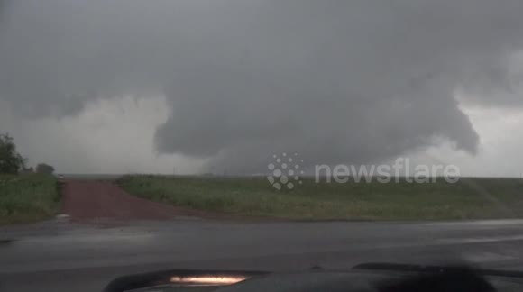 US storm chaser films tornado forming in Oklahoma