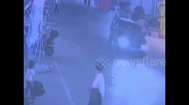 江苏高邮  轿车掀翻一老太 连人带车冲进灯具店
