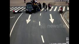Good Samaritans lift car up to rescue trapped scooter rider in China